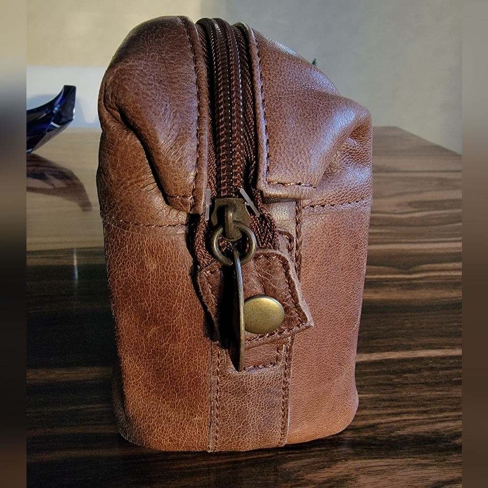 NEW Emirates First Class Leather Amenity Kit - Picture 7 of 13